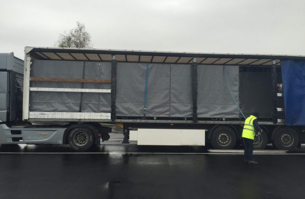 transport de chalets en kit dans des racks